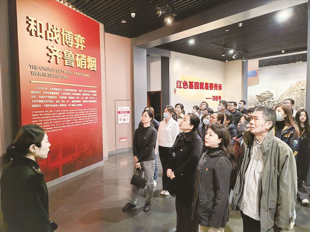 出版集團機關組織開展“緬懷革命先烈   傳承紅色基因”主題黨日活動