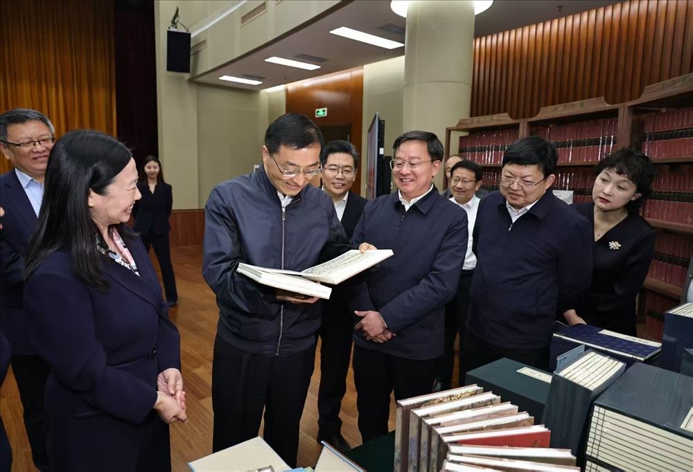 山東省委常委、濟南市委書記劉強調研山東出版集團